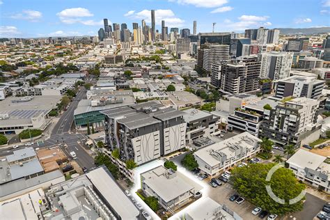27b doggett st newstead 4006.